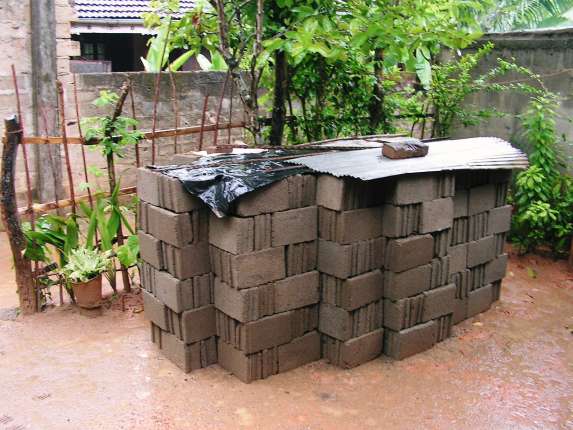 De stenen voer de verbouw liggen naast het huis.